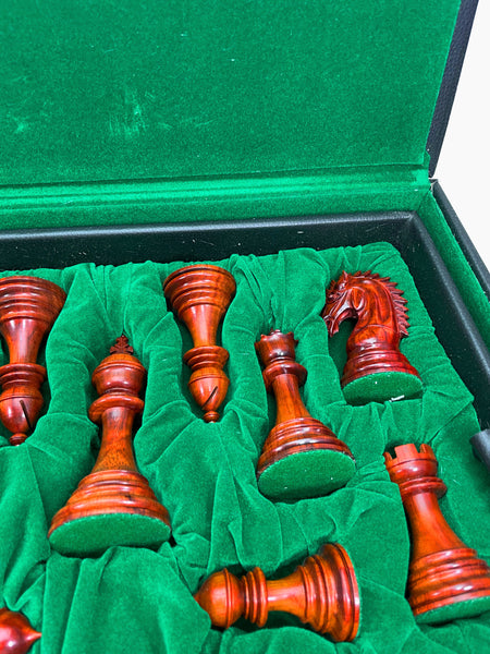 Załaduj zdjęcie w galerii, Kangi 4.3 &#39;&#39;Zestaw figur szachowych PADAUK bukszpan drewno Indie Handmade Walizka
