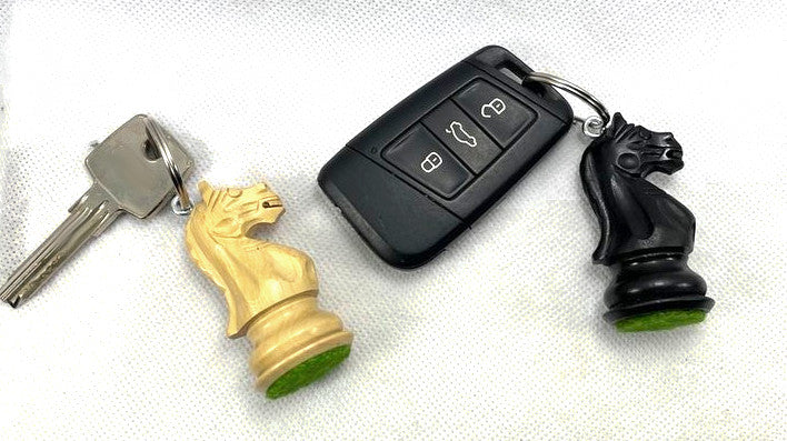 2x ROOGU Schlüsselanhänger Auto echte Schachfigur Springer Pferd Holz Indien