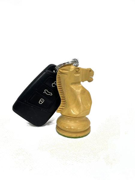 Laden Sie das Bild in den Galerie-Viewer, Schlüsselanhänger Schachfigur Fischer-Spassky Springer Pferd Holz Indien

