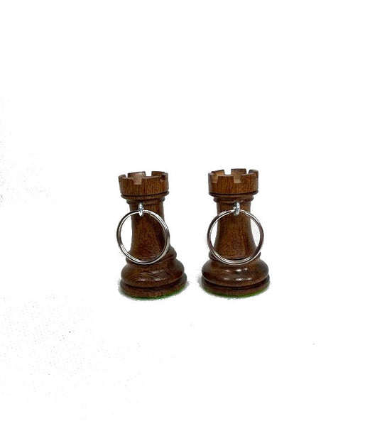 Załaduj zdjęcie w galerii, 2x Schlüsselanhänger AKAZIENHolz echte Schachfigur Turm Indien Handmade
