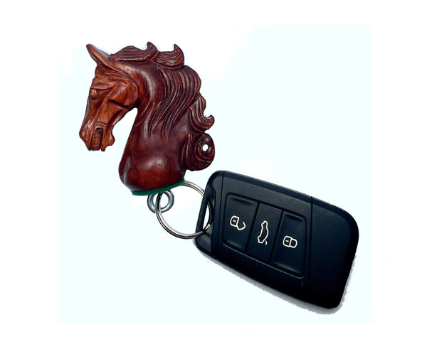 Sube la imagen al visor de la galería, Porta llaves ROOGU de madera PADAUK figura de ajedrez real caballo alado de la India. 
