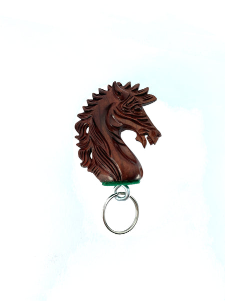 Sube la imagen al visor de la galería, Porta llaves ROOGU de madera PADAUK auténtica figura de ajedrez caballo alado India. 
