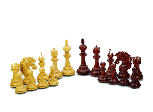 Sube la imagen al visor de la galería, Juego de ajedrez Camelot 4.7&#39;&#39; XL con figuras de madera de Padauk y Buche de la India, tamaño 12 cm. 
