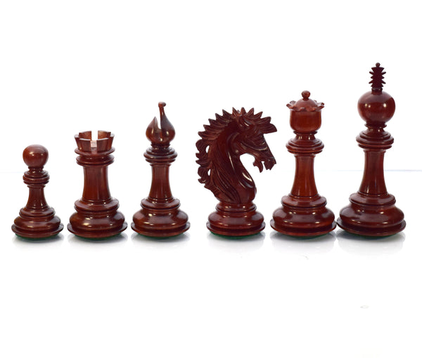 Sube la imagen al visor de la galería, Juego de ajedrez Camelot 4.7&#39;&#39; XL con figuras de madera de Padauk y Buche de la India, tamaño 12 cm. 

