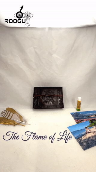 Załaduj zdjęcie w galerii, Płomień życia - mały album na zdjęcia ze skóry bawołu papier bawełniany Indie paw
