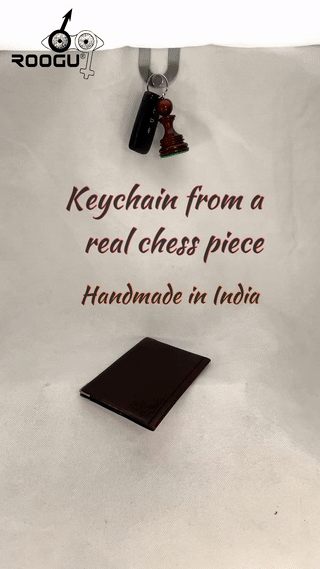 Sube la imagen al visor de la galería, Porta llaves ROOGU de madera PADAUK auténtica figura de ajedrez peón de la India. 
