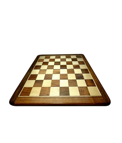 Sube la imagen al visor de la galería, Tablero de ajedrez 16&#39;&#39; de madera de acacia marfil con esquinas redondeadas, bordes hechos a mano, India. 
